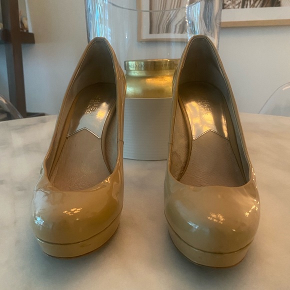 Michael Kors nude patent leather pump (size 7.5) - Picture 2 of 6